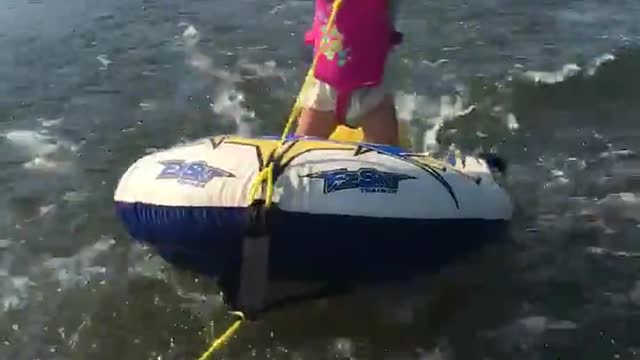 Niña de dos años la rompe haciendo ski acuático
