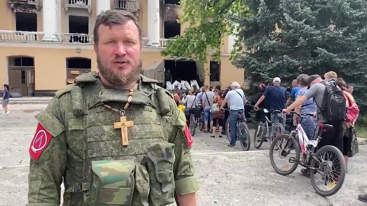 ΡΩΣΟΙ ΣΤΡΑΤΙΩΤΕΣ ΜΕ ΤΑ "Λ" ΣΤΙΣ ΣΤΟΛΕΣ ΜΟΙΡΑΖΟΥΝ ΒΟΗΘΕΙΑ