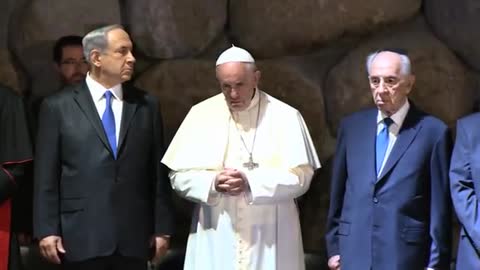 Papa Francesco bacia la mano di David Rockefeller, Henry Kissinger e John Rothschild