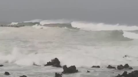 Typhoon Hinnamonor with a speed of 600 kmh is rushing through South Korea! It's hard to believe!