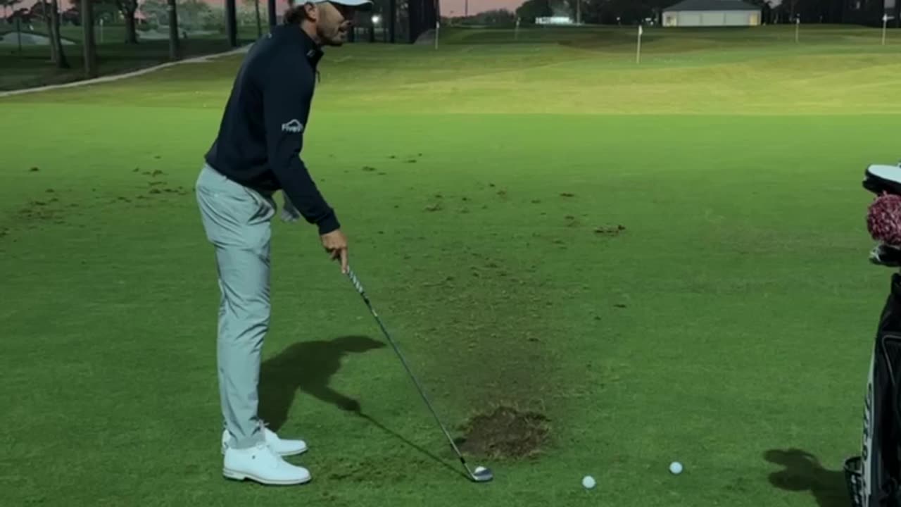 A spectator challenged Max Homa to hit his 1 iron from 1995 #golf #max #homa #challenge #fan #iron