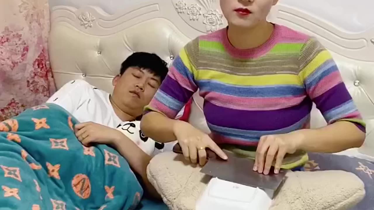 Laugh Riot: Hilarious Chinese Couple's Comedy Adventures!