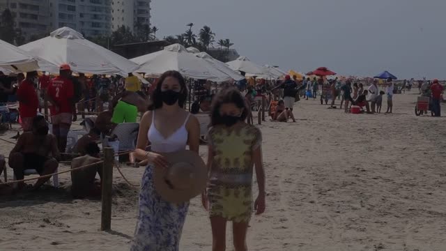 Playas abarrotadas en Colombia pese a contagios