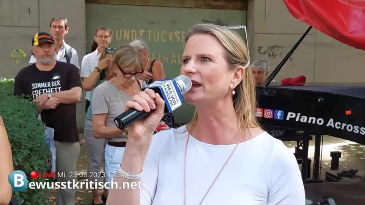 DER FLÜGEL DES FRIEDENS UND DER FREIHEIT VON ARNE SCHMITT ,SABRINA KOLLMORGEN