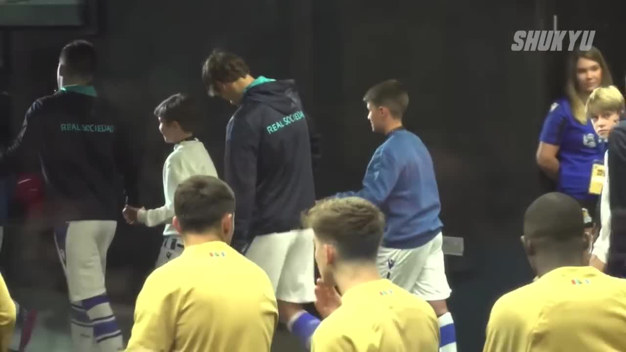 試合前に久保建英を探すペドリ