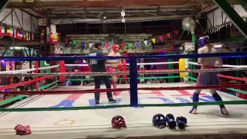 Funny Thai boxing bout