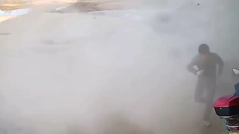 Inflating tire explodes in garage shop in China