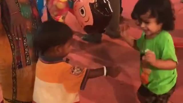 Toy Seller’s Kid Hugs Little Boy / Their Innocence Will Melt Your Heart