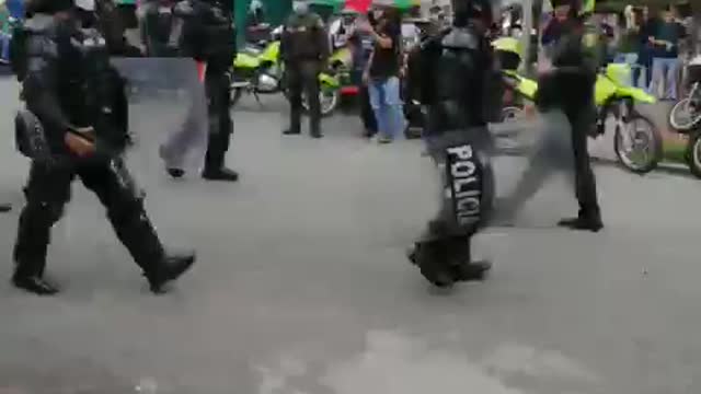 Hasta el Esmad tuvo que intervenir para que la comunidad no linchara a un ladrón en Bucaramanga