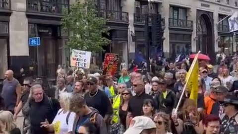 🇬🇧 Migliaia di persone manifestano a Londra contro la controversa Low Emission ..