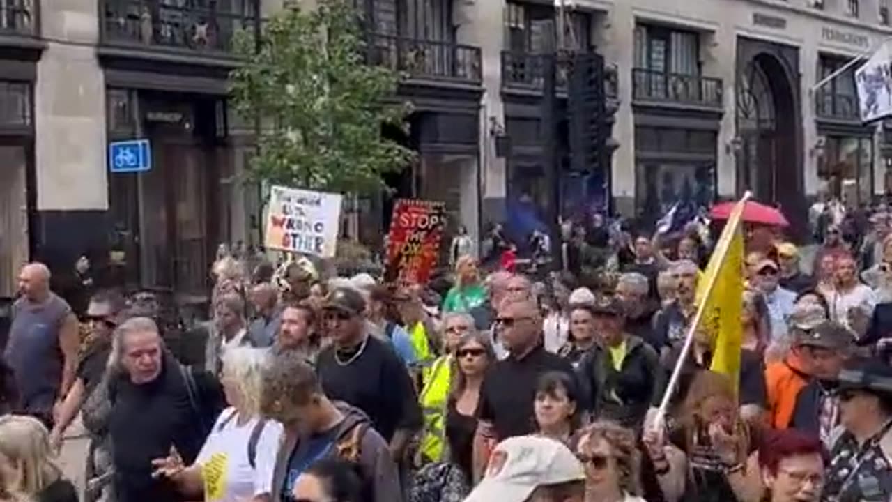 🇬🇧 Migliaia di persone manifestano a Londra contro la controversa Low Emission ..