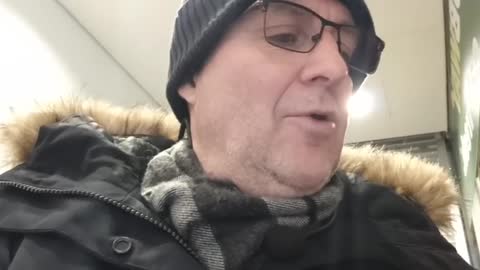 Läser ur Matteus evangelium 1 och 2.