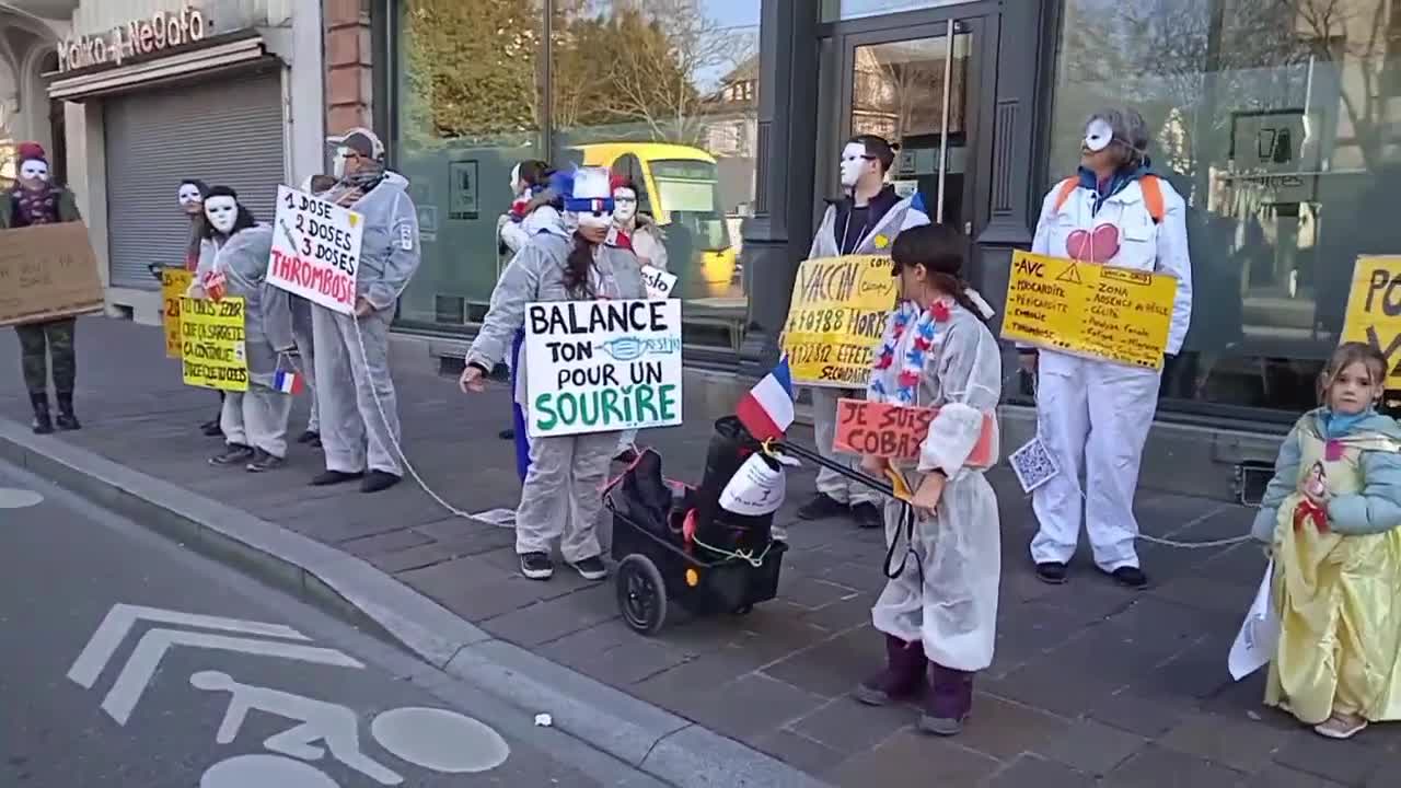 Les Masques Blancs Sud Alsace et Citoyens Action pancarte au Centre Commercial le 5 mars