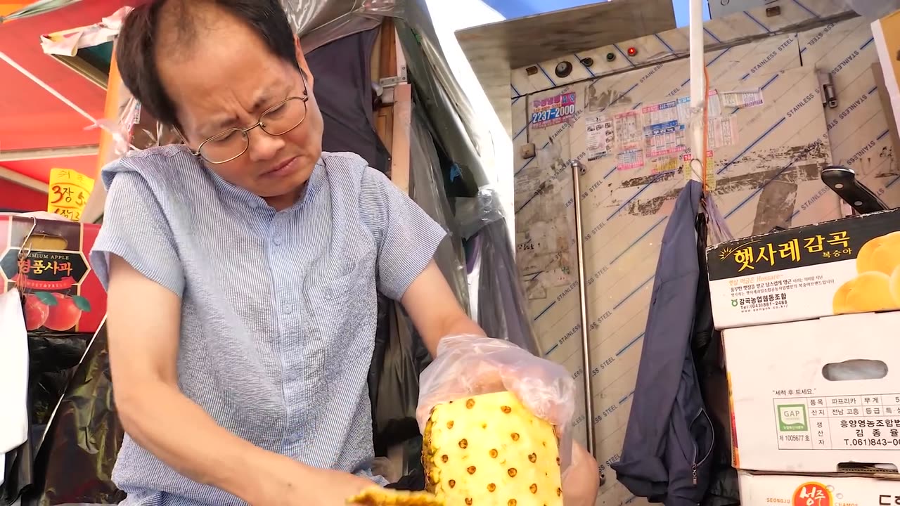 amazing skill! Korean traditional market super speed fruit cutting master / Korean street food