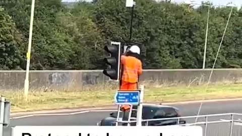 Blade Runners in London are now dressing up as HIGHWAY WORKERS - BRILLIANT.mp4