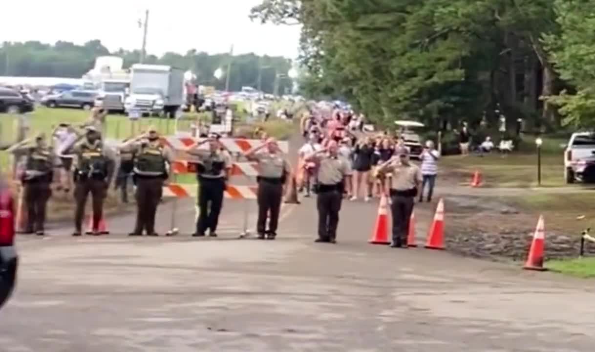 Trump salué par la Police en Alabama le 21 Aout 2021