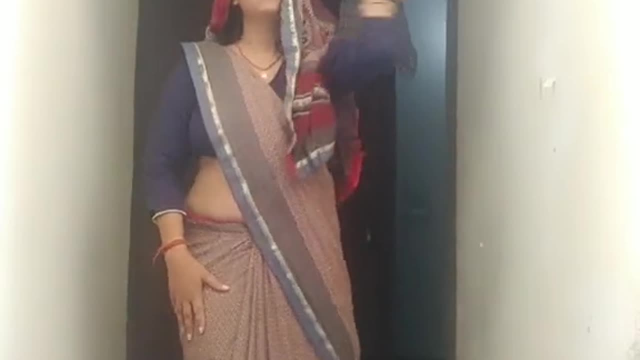 girl dance in saare Indian hostel