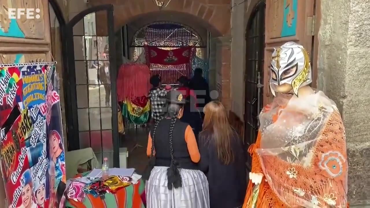 Cholitas luchadoras, turismo y arte en el centro cultural del boliviano Roberto Mamani Mamani