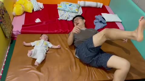 A smart way to train babies to turn around with movements like this