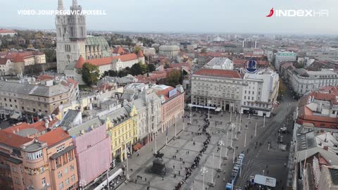 Kolona ljudi koji idu na Mirogoj proteže se preko Trga bana Jelačića do Kaptola