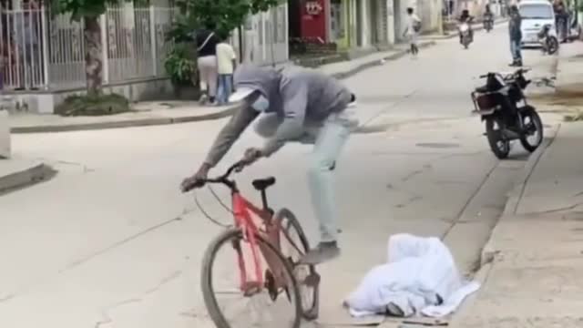 FUNNY PRANK OF THE DEAD CATCHING THE CYCLISTS' LEG.