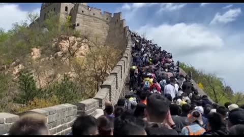 Cina, oggi: la Grande Muraglia strapiena di turisti.