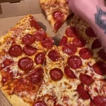 Poorly cut pizza slices