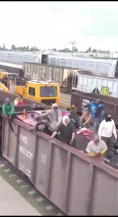 Train FULL Of Illegal Immigrants Headed To U.S Border