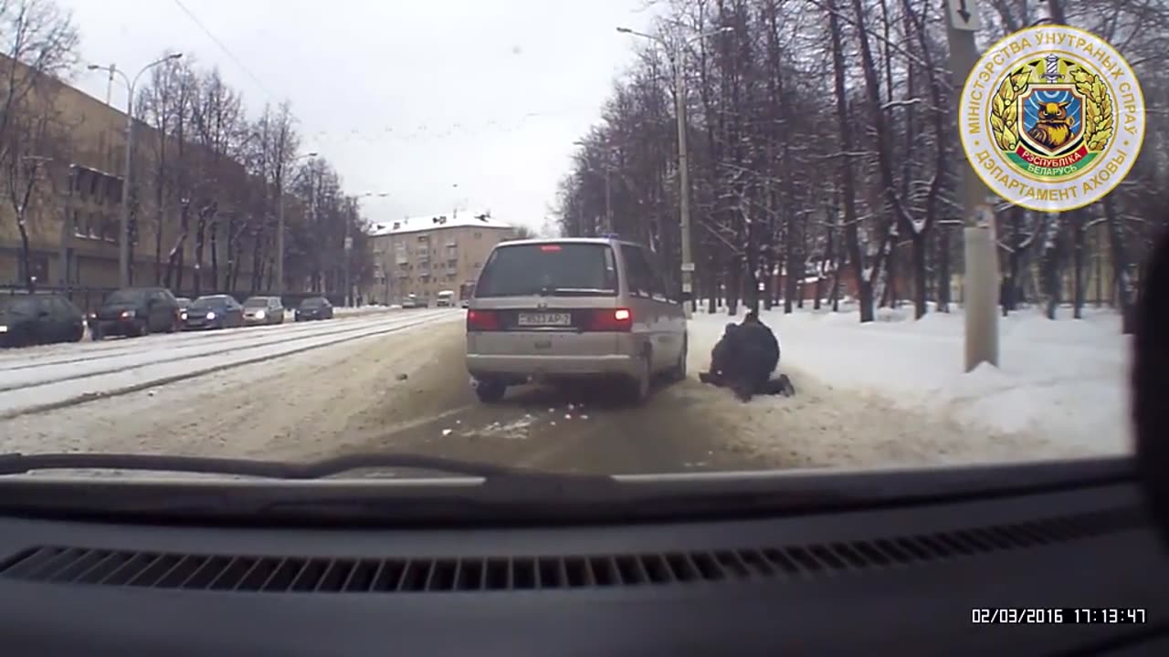 Dramatic moment a police officer protects child from speeding car