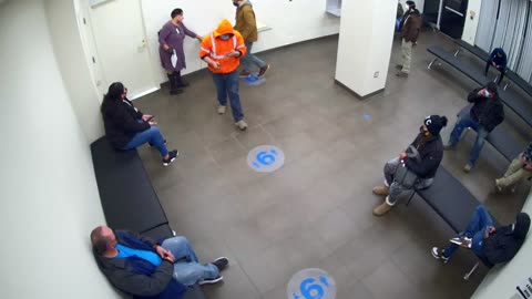 8030FCOB01128BadgingWaitingArea_2021-01-06_06h00min00s577ms.mp4