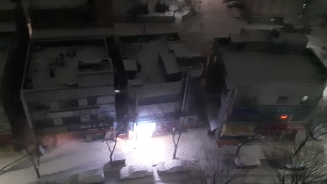 It snows hard in the middle of the night. (Korean winter)