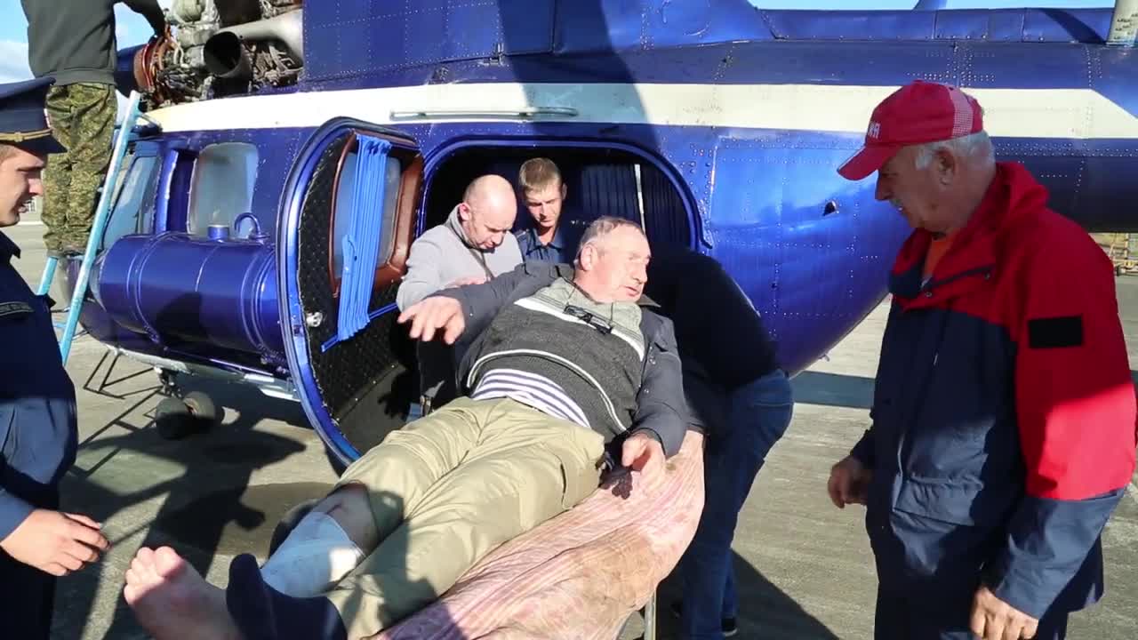 Сотрудники МЧС доставили на вертолёте из села Ажара в Сухуми жителя города Сочи