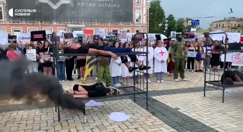 Incenace v Kyjevě která se snaží úder na zajatce Azova hodit na Rusko
