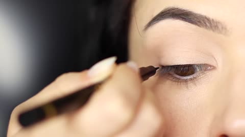 How To Apply Eyeliner The Right Way