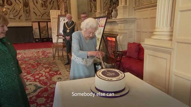 Queen of England actually knows how to handle a knife.