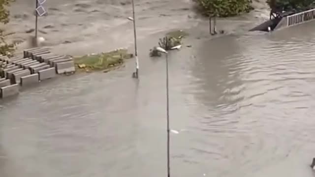 Des inondations se produisent à la suite de fortes pluies à Istanbul Esenyurt ⛈️📍