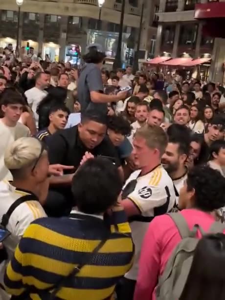 Guy finds lost phone's owner in huge crowd