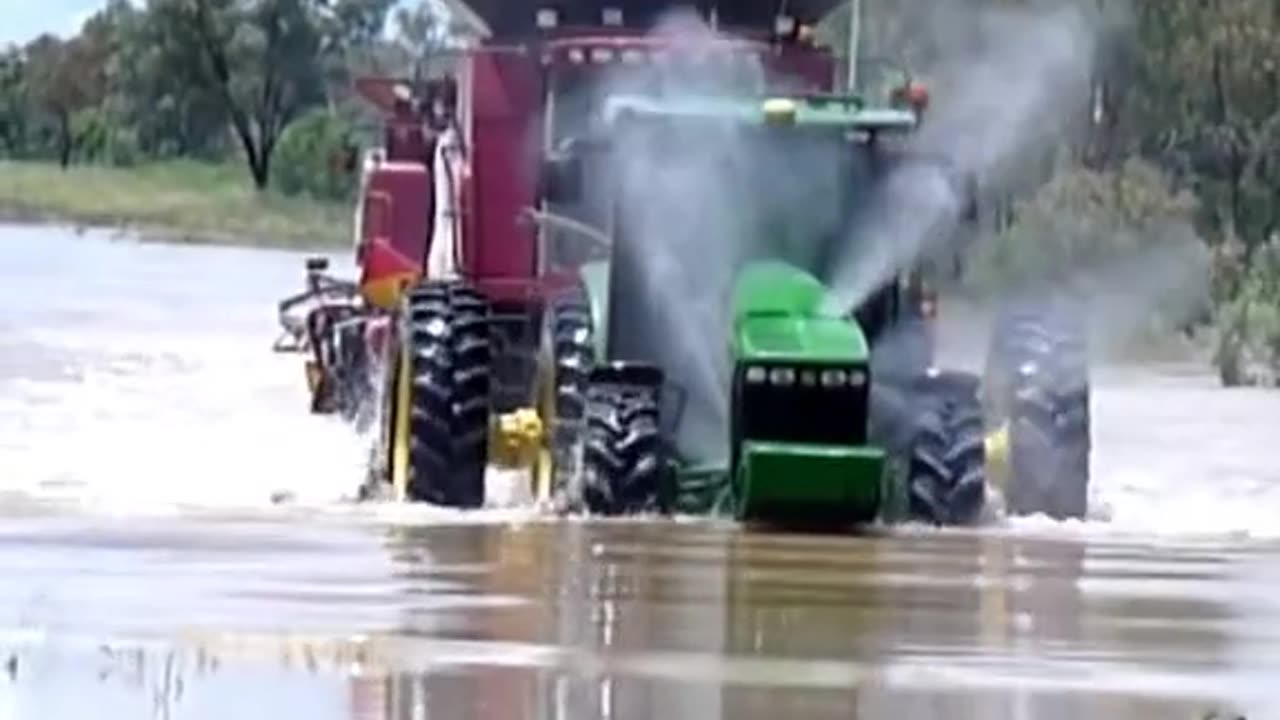 tractors stuck, machines accelerating (37)