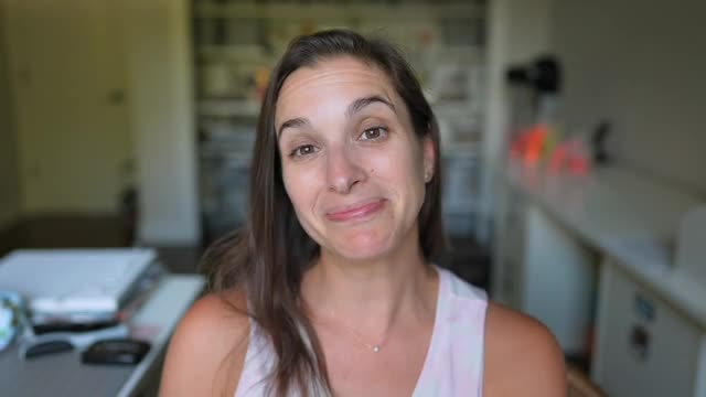 Clueless wonder claims she didn't notice water stains and mold on ceiling