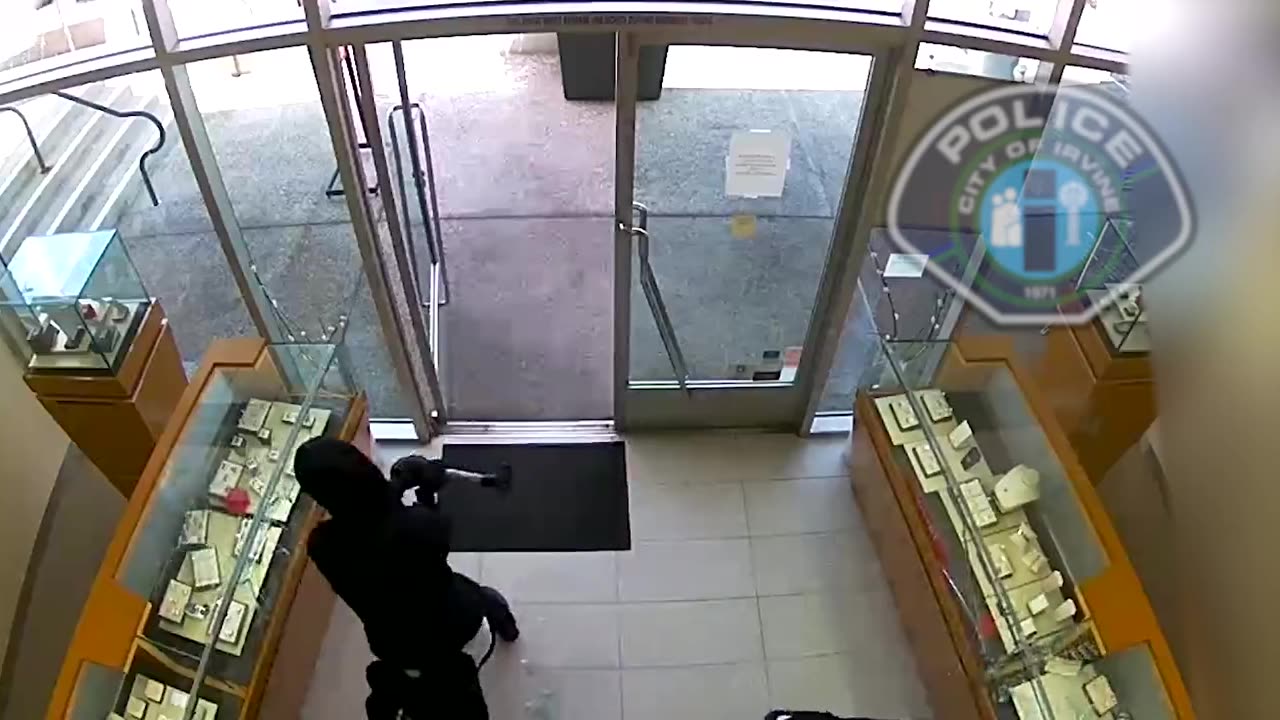 Irvine, California: Thieves steal nearly $1M in jewelry in broad daylight