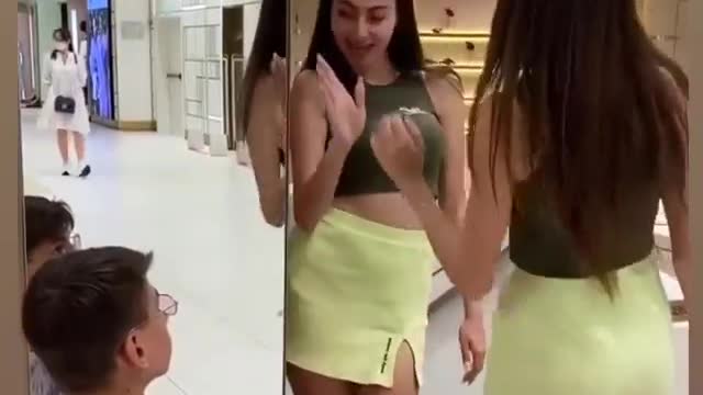 The twins in front of the mirrorThe twins scare the boy in front of the mirror 😂😂😂😂