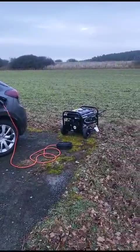 Dízel generátor tölti az elektomos autót.