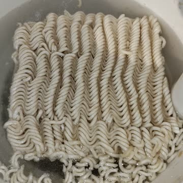 Eating Nissin Top Ramen Shrimp Flavor, Dbn, MI, 9/2/23