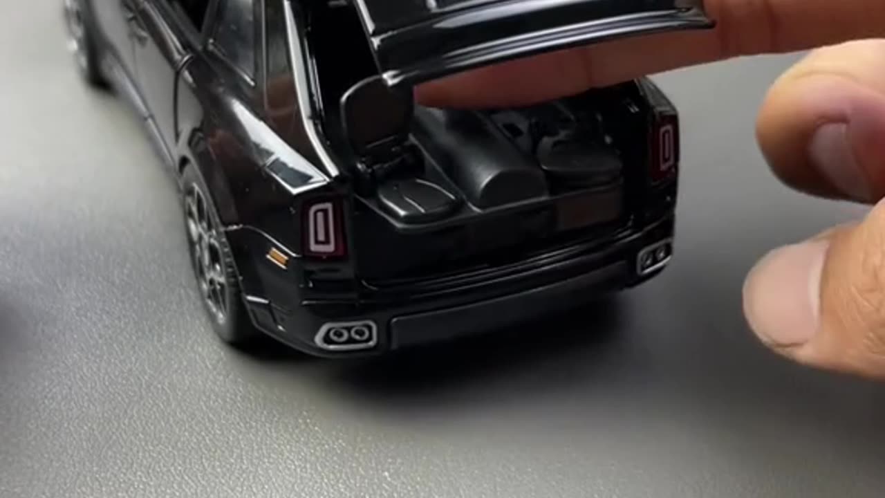 Unboxing 1:32 Rolls-Royce Cullinan Car Model