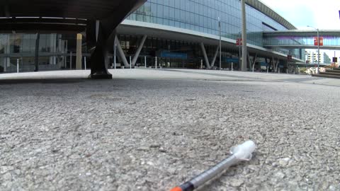 Needle chilling in San Francisco tourist district