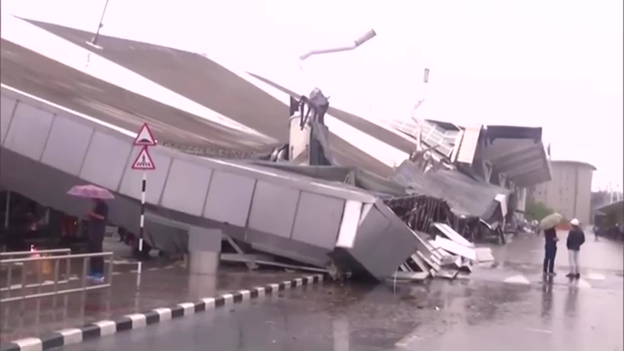 New Delhi airport roof collapses after heavy rain - REUTERS