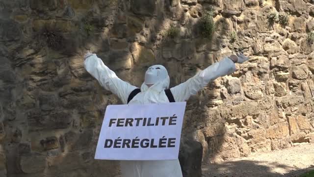 Les Masques Blancs Carcassonne Action Pancartes et reinformation le 18 juillet