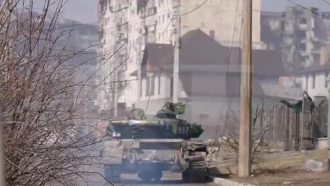 A DNR NM tank smokes out a sniper from the Azov National Battalion