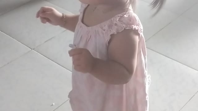 Clip baby dancing to the music