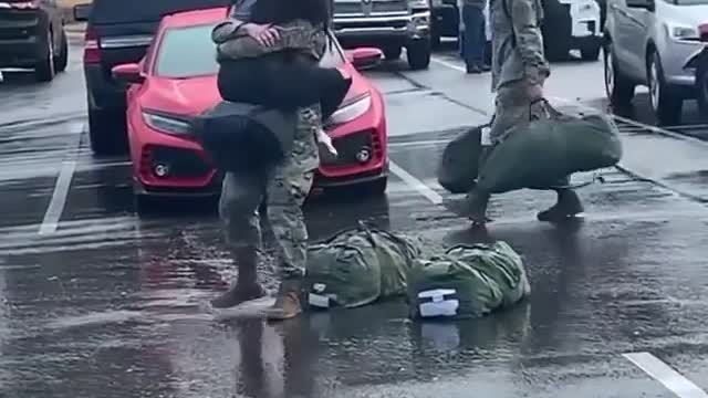 Soldier returns home and looks at his girlfriend's surprise.